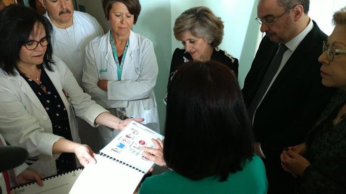 La ministra de Sanidad aboga por reforzar la cartera de servicios del Sistema Nacional de Salud en atención temprana