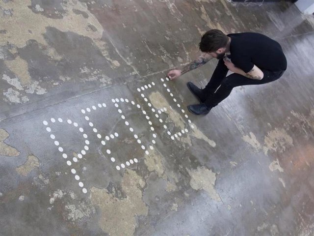 Obra de Abel Azcona expuesta en Pamplona