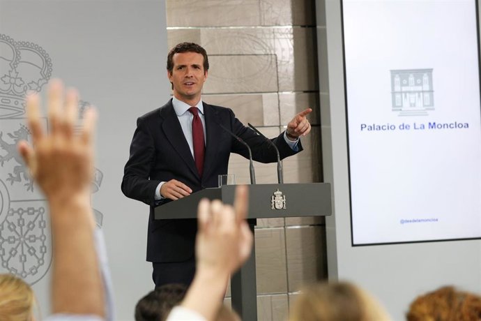 El presidente del Gobierno en funciones, Pedro Sánchez, recibe al líder del PP, Pablo Casado en Moncloa