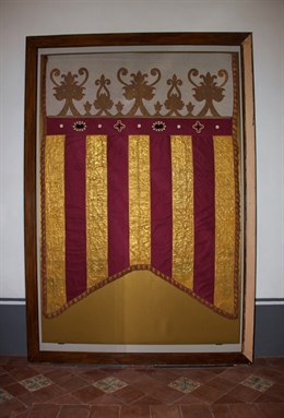 Cultura.- La Real Senyera luce en la vitrina del Colegio del Arte Mayor de la Seda tras meses de "delicada" restauración