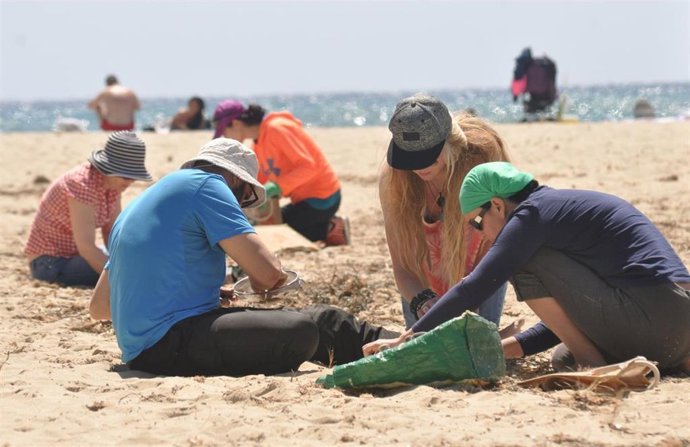 Voluntarios de Save The Med recogen en un día 4 quilos de plásticos, tapones de botellas y colillas en Cala Domingo