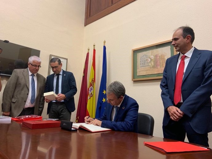 Zapatero dice que Franco "no debe tener un homenaje" y pregunta al PP que artículo Ley Memoria Histórica es provocador