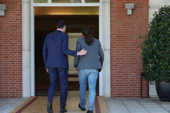 El presidente del Gobierno, Pedro Sánchez, recibe al secretario general de Podemos, Pablo Iglesias, en Moncloa