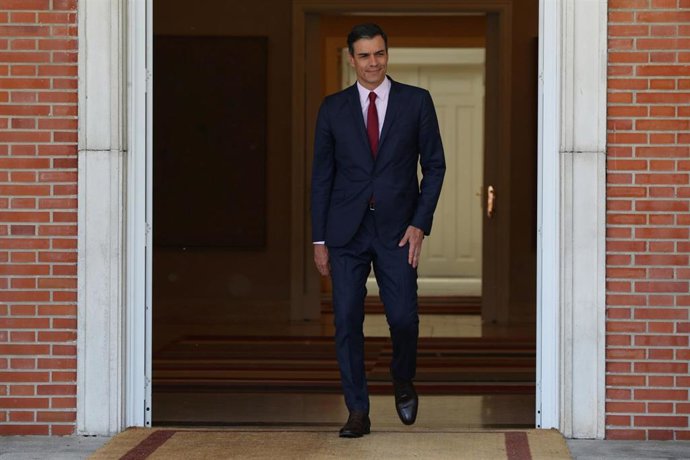 El presidente del Gobierno, Pedro Sánchez, recibe al secretario general de Podemos, Pablo Iglesias, en Moncloa