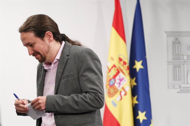 El presidente del Gobierno, Pedro Sánchez, recibe al secretario general de Podemos, Pablo Iglesias, en Moncloa