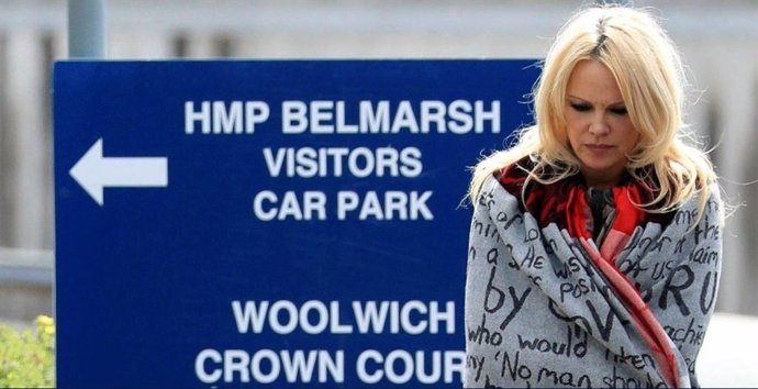 Pamela Anderson visita a Assange en la prisión londinense y pide su libertad
