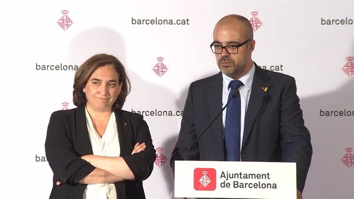 La alcaldesa de Barcelon, Ada Colau, y el conseller de Interior, Miquel Buch