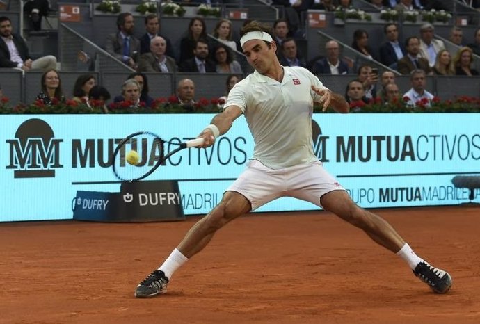 AMPL.- Tenis/Madrid.- Federer retorna a la tierra y a Madrid con victoria exprés