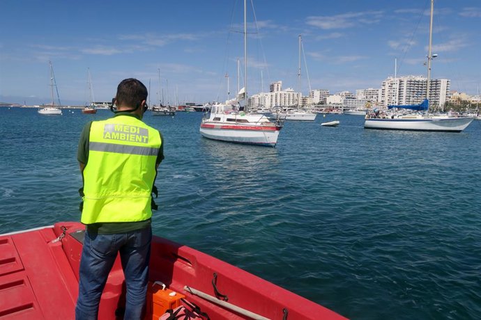 Sant Antoni baliza las zonas de baño de todas sus playas