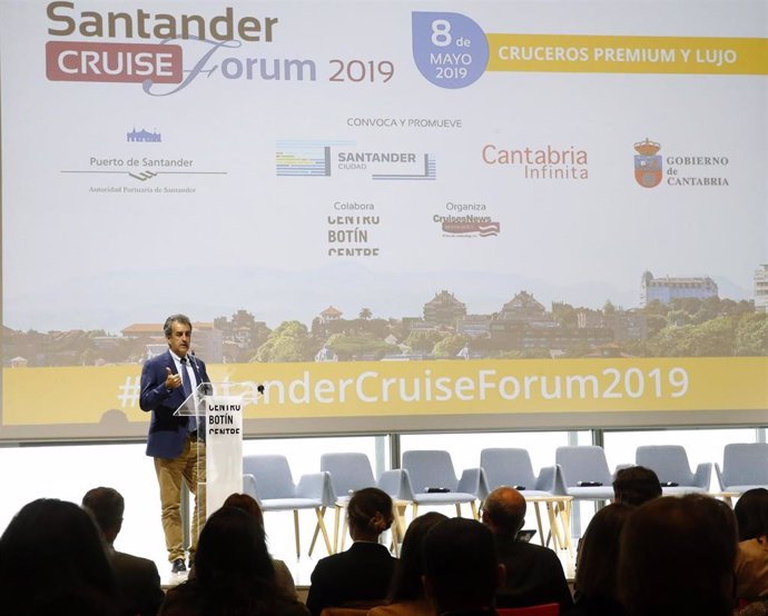 Martín destaca los atractivos turísticos de Cantabria como destino "ideal" para cruceros