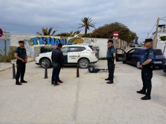 Cádiz.-Sucesos.- Interceptados 14 inmigrantes de una segunda patera que ha llegado a la zona de la Breña, en Barbate