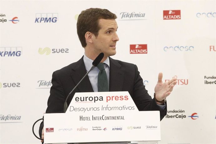 Casado acusa a Rivera de "plagiar" el programa del PP y cree que va a ser la "respiración asistida" del PSOE 