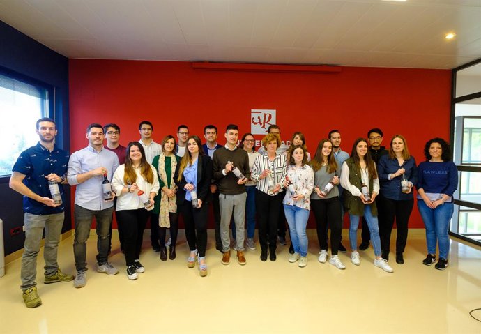 La VII Promoción del Grado en Enología de la UR presenta su gama de cinco vinos 