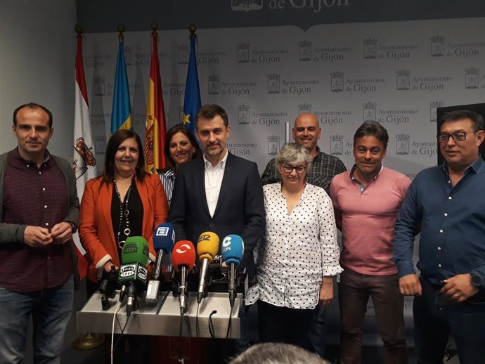 Despedida de su actividad política del portavoz del PSOE de Gijón, José María Pérez