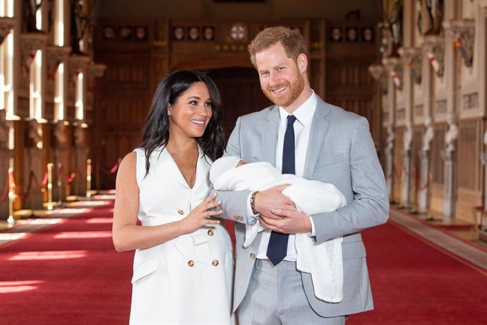 El príncipe Harry y Meghan Markle presentan al 'Baby Sussex' en el primer posado familiar