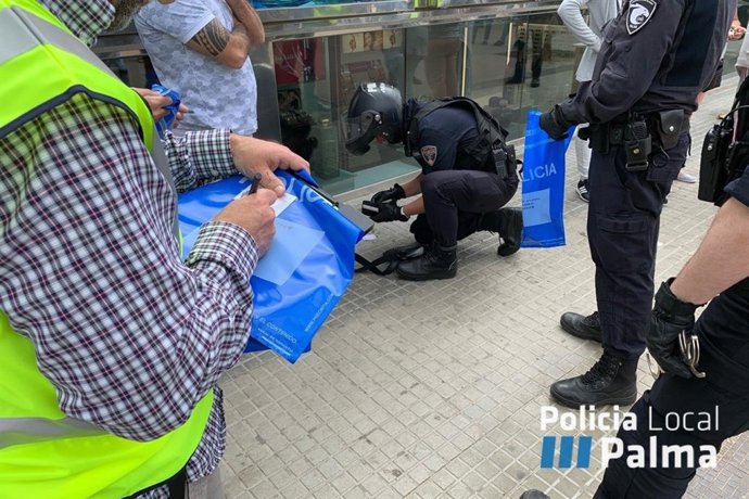 L'operació policial en Platja de Palma contra l'estafa del trile se salda amb 26 detencions