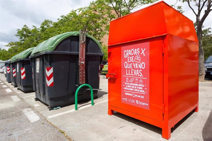 Zaragoza.- Comienza la instalación de 200 nuevos contenedores de reciclaje textil en los barrios