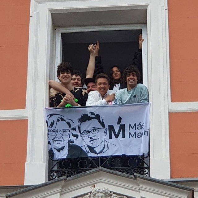 26M.- Los Javis Colocan Una Pancarta De Más Madrid En Su Balcón Y Jorge Javier Vázquez Ofrece El Suyo A La Plataforma