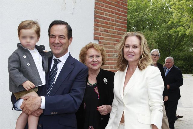 Manuel Martos y Amelia Bono reúnen a sus familias en la comunión de su hijo mayor
