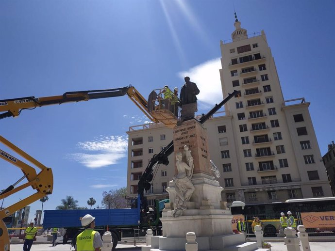 Málaga.- La escultura del Marqués de Larios regresa a la Alameda Principal tras su rehabilitación