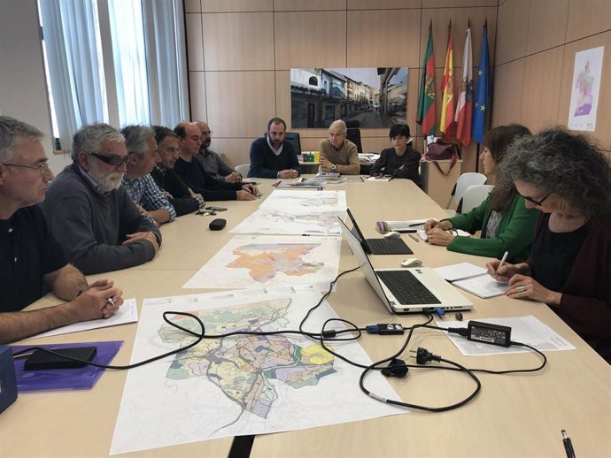 Torrelavega.- El equipo redactor de la revisión del PGOU se reúne con colectivos ecologistas