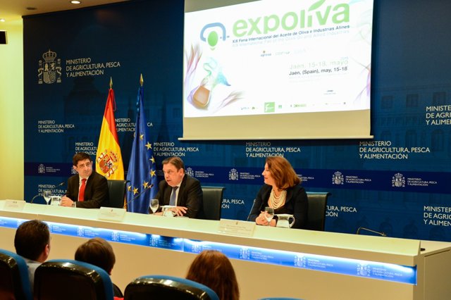 Crespo destaca la gran aportación al sector oleícola por parte de Expoliva, que "es Andalucía en estado puro"