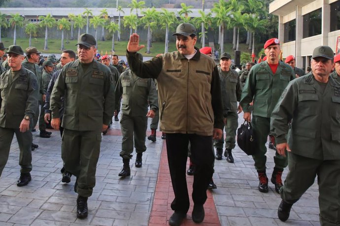 AMP.- Venezuela.- Maduro reitera el apoyo del Ejército a la Constitución frente a "un puñado de traidores"