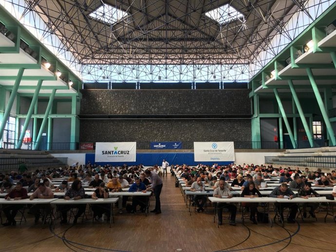 Más de 250 personas se presentan al examen para obtener el permiso de conducción de taxis en Santa Cruz de Tenerife