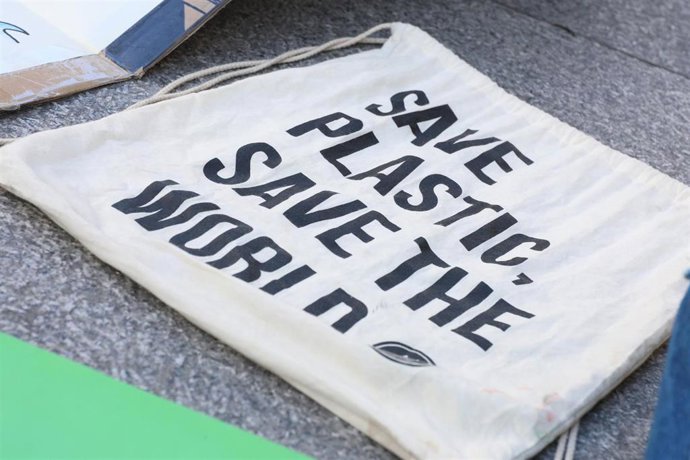 El movimiento estudiantil 'Fridays for future' contra el cambio climático se concentra frente al Congreso de los Diputados en Madrid