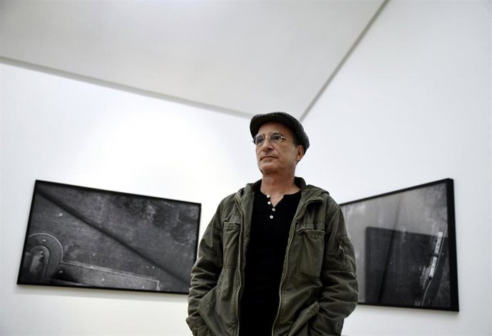 El artista conceptual Santiago Sierra expone sus últimos trabajos en la galería Helga de Alvear de Madrid