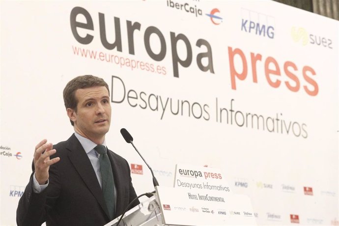 Casado acusa a Rivera de "plagiar" el programa del PP y cree que va a ser la "respiración asistida" del PSOE   