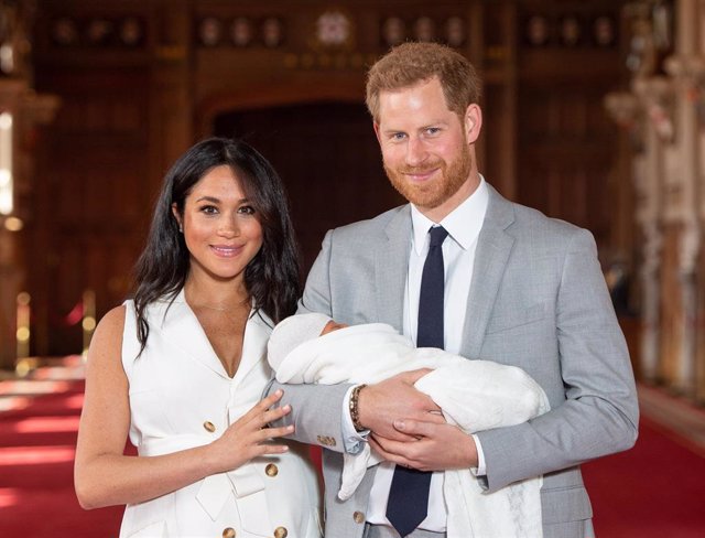 Meghan Markle y el príncipe Harry desvelan el nombre de su bebé al lado de la Reina Isabel II