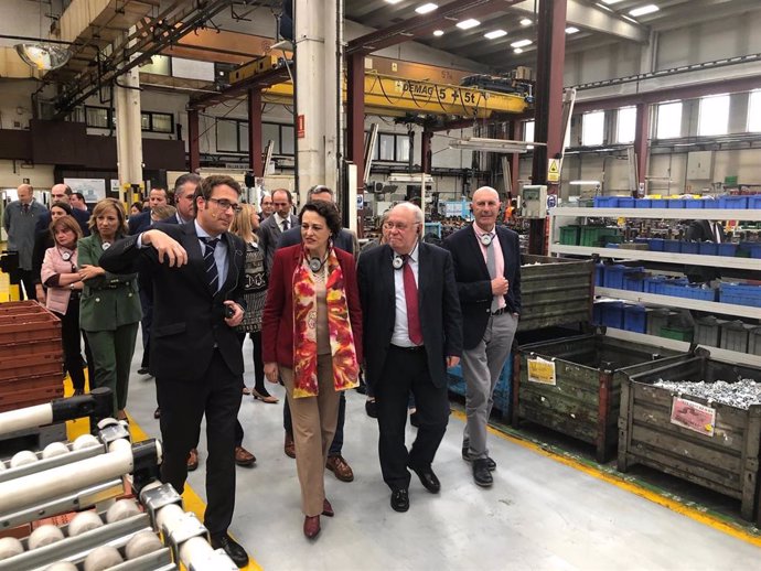 La ministra de Trabajo visita la planta de Gestamp-Edscha en Guarnizo