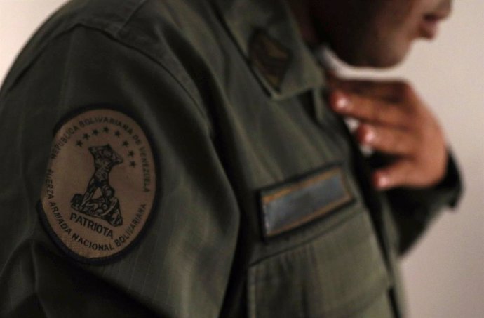 Crecen las deserciones de militares venezolanos hacia Colombia y Brasil, según fuentes castrenses
