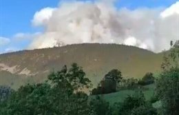 Incendios.- Peligran varias construcciones en el incendio declarado en Sierra Sollera, en Asturias