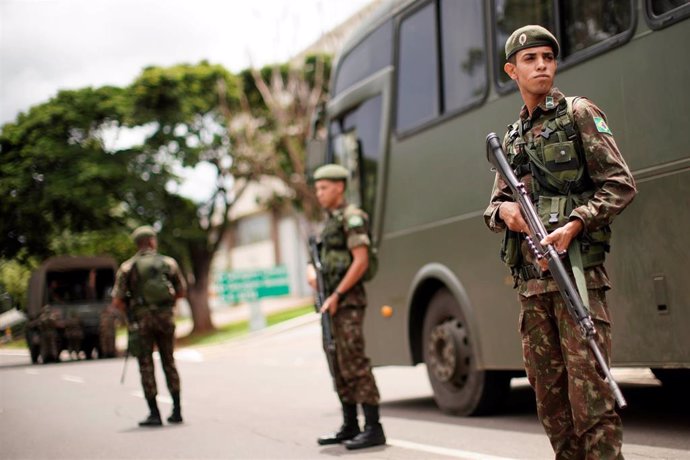 Brasil.- El Ejército de Brasil detiene a diez soldados acusados de disparar contra el vehículo de una familia