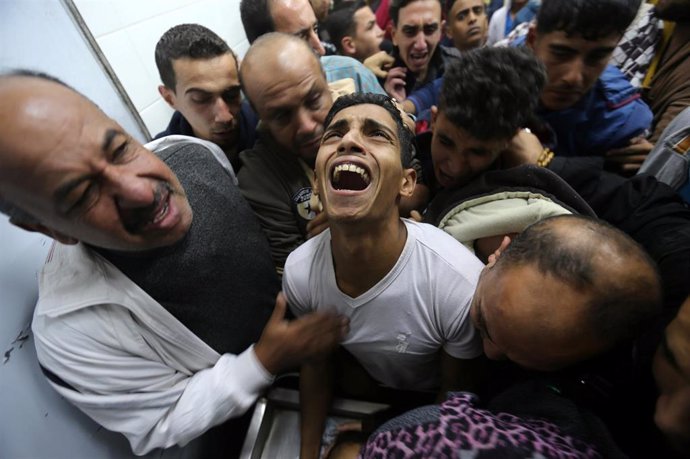 Palestinos lamentan la muerte de un familiar en Gaza