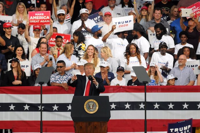 Trump holds ralli in Florida