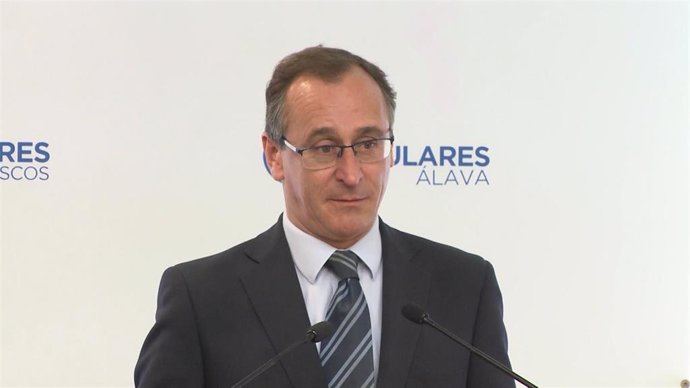 Alfonso Alonso, presidente del PP vasco, en rueda de prensa en Vitoria