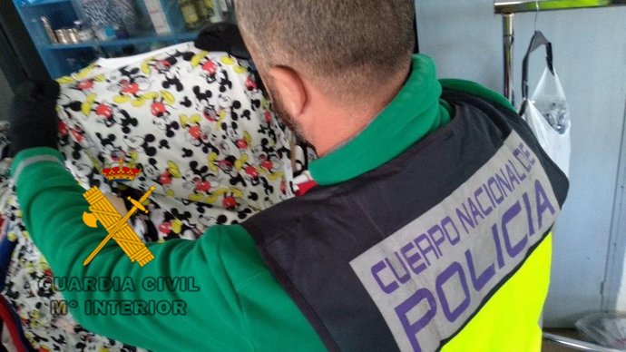 Málaga.- Sucesos.- Detenida una mujer en el aeropuerto de Málaga con cocaína impregnada en el forro de cuatro anoraks