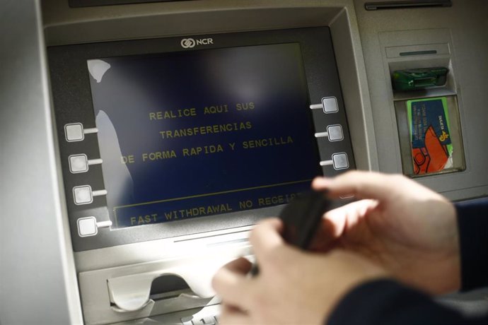El decreto que impide a bancos cobrar comisión de más de 3 euros por una cuenta básica, en vigor en 20 días