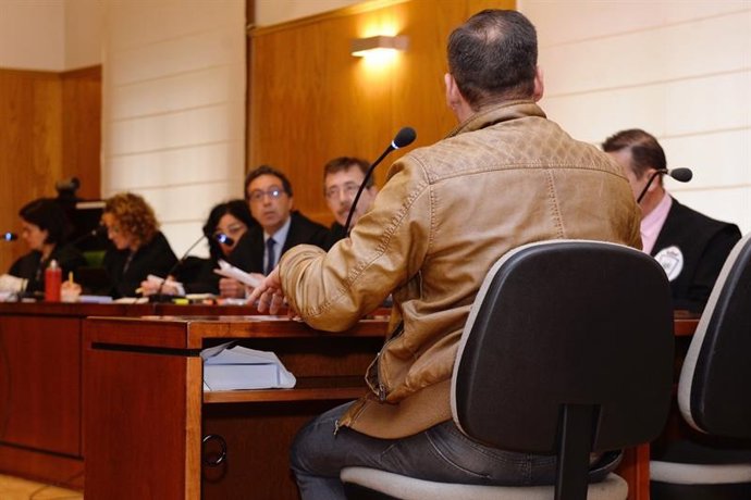 Trib.-El padre de Sara: "Vi a la niña un moratón en un brazo y me dijo que había sido el vampiro", en alusión a Roberto