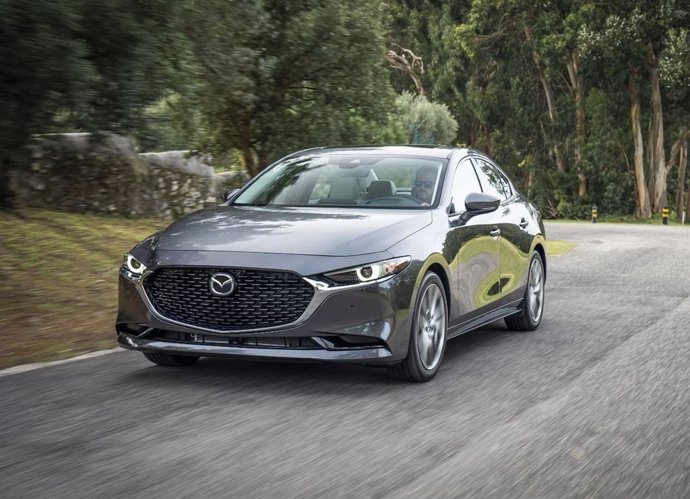 Economía/Motor.- Mazda abre los pedidos del nuevo CX-30 y del Mazda3 sedán