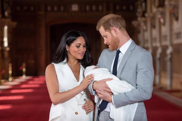 Meghan Markle y el príncipe Harry quieren criar a su hijo en la normalidad y renuncian a su título nobiliario