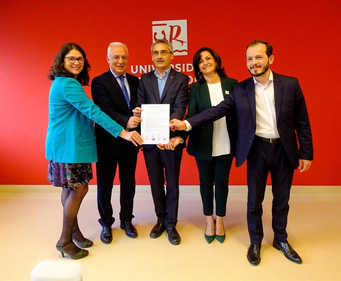 Los partidos se comprometen a garantizar la financiación de la UR en un pacto que incluye "replantear" las tasas