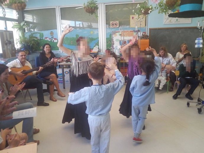 Sevilla.-Maestros del Infantil convierten las aulas hospitalarias en casetas de Feria para acercar la fiesta a los niños