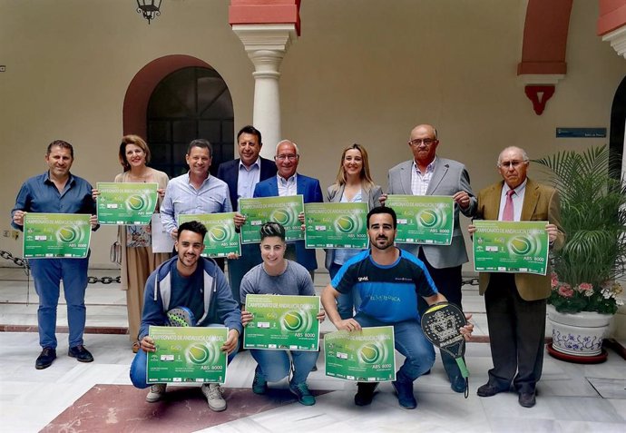 Sevilla.-La alcaldesa de Alcalá de Guadaíra recibe a los organizadores del Campeonato de Andalucía de Pádel Absoluto