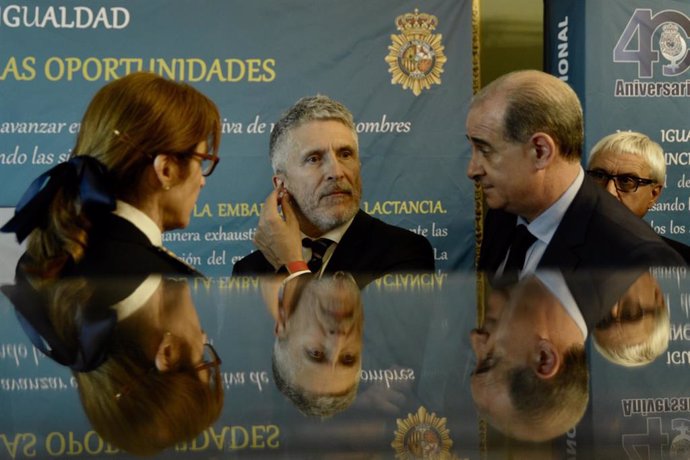 El ministro del Interior, Fernando Grande-Marlaska, visita en Bilbao la exposición que conmemora el 40 aniversario de la incorporación de la mujer a la Policía Nacional