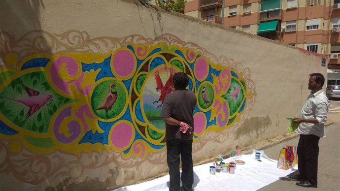 ARTISTAS VENIDOS DESDE PAKISTÁN DIBUJAN UN MURAL EN VALNCIA