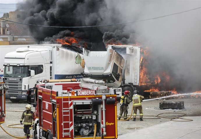 Sevilla.- Sucesos.- Declarado un incendio en un almacén de frutas en La Algaba